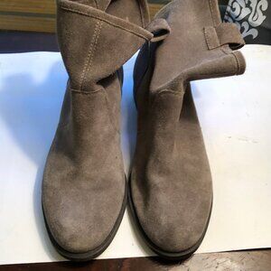 Womens Aerosoles gray suede ankle boots size 7.5m